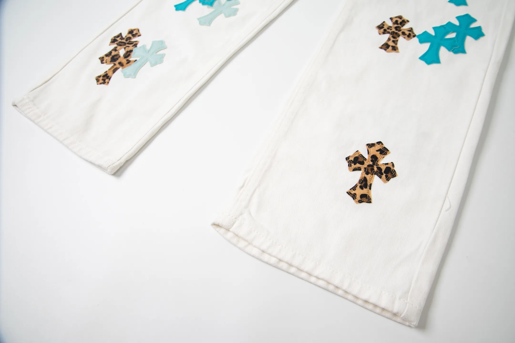P260 Chrome Hearts 25SS white pants with three-color leopard print blue leather jeans. Chrome Hearts' pants with the most popular colors are made of beaded canvas fabric. Heavy washing makes the upper body of the fabric more textured and the pants are tall and straight! The three-dimensional cutting of the whole trousers is a masterpiece! The hardware is customized by zp. The beaded canvas fabric is thick and soft after being washed. It has good breathability. Customized small leather label. Unique design. The details are simple and elegant, and the workmanship is exquisite. The whole trousers are neatly routed and the details are in place! It’s so cool that both men and women can easily control the genderless trend! Style number: 1771# Color: White Size: 28 30 32 34 36
